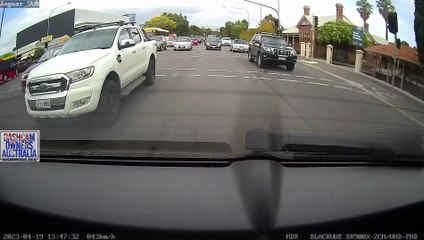 Un conducteur énervé calmé par les airbags