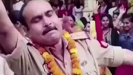 मथुरा: कृष्ण की भक्ति में सराबोर हुए इंस्पेक्टर साहब, डांस करते वीडियो हुआ वायरल