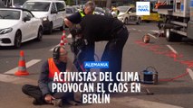 Alemania | Activistas climáticos se pegan las manos en carreteras bloqueando el tráfico de Berlín
