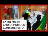 Atos golpistas: homem chuta porta do gabinete da presidência e confere foto com fotógrafo