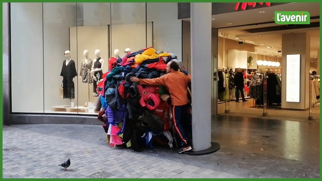 Une boule de vêtements géante traverse la rue Neuve en hommage aux morts de Rana Plaza