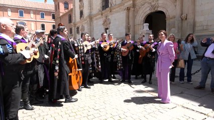 La tuna ronda a Ayuso en Alcalá durante la entrega del Cervantes con la ausencia de Sánchez