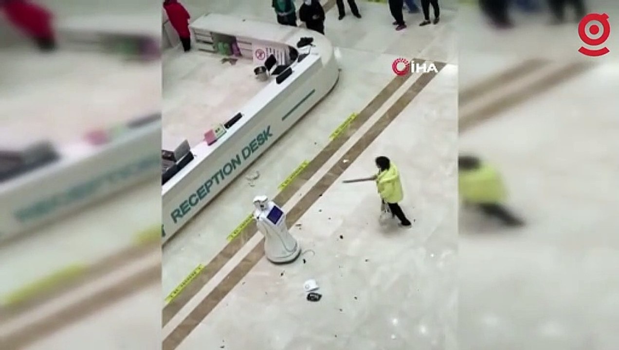 Sinir krizi geçiren kadın robota saldırdı