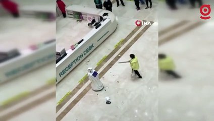 Sinir krizi geçiren kadın robota saldırdı