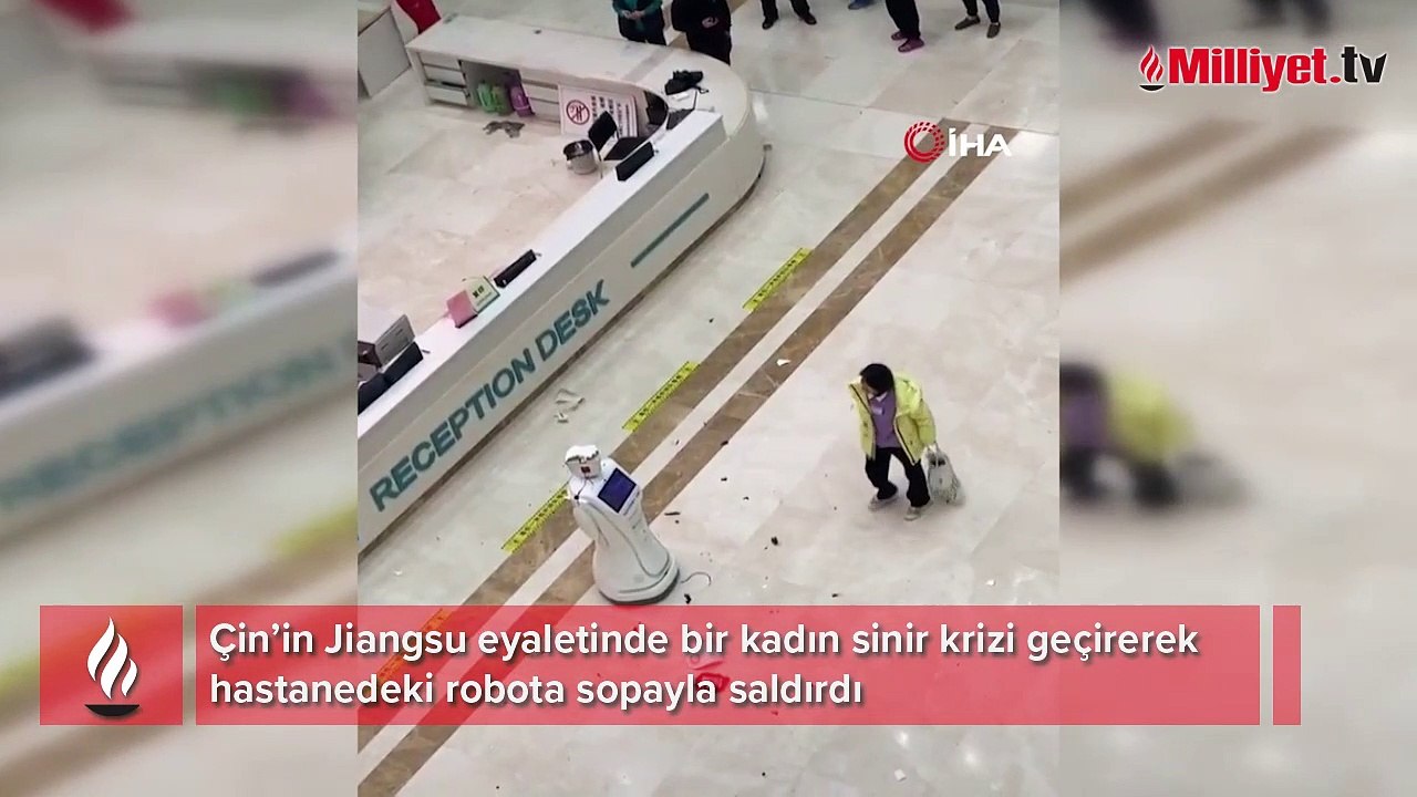 Sinir krizi geçiren kadın robota saldırdı