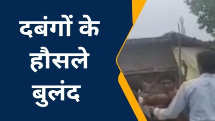 खीरी: रोता गिड़गिड़ाता रहम की भीख माँगता रहा युवक, बेरहमी से पीटते रहे बदमाश
