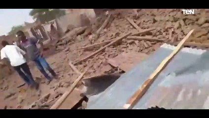 مواطنون يحاولون انقاذ ضحايا مدنيين تحت الأنقاض في الكلاكلة جنوب الخرطوم