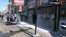 Antalya'nın Muratpaşa ilçesinde 4 ay önce açtığı dükkanı yandı, kızı gözyaşlarına boğuldu