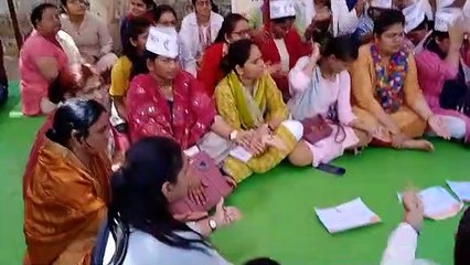 मेहंदी से संविदा आक्रोश को उकेर कर भूख हड़ताल पर रहे संविदा स्वास्थ्य कर्मचारी