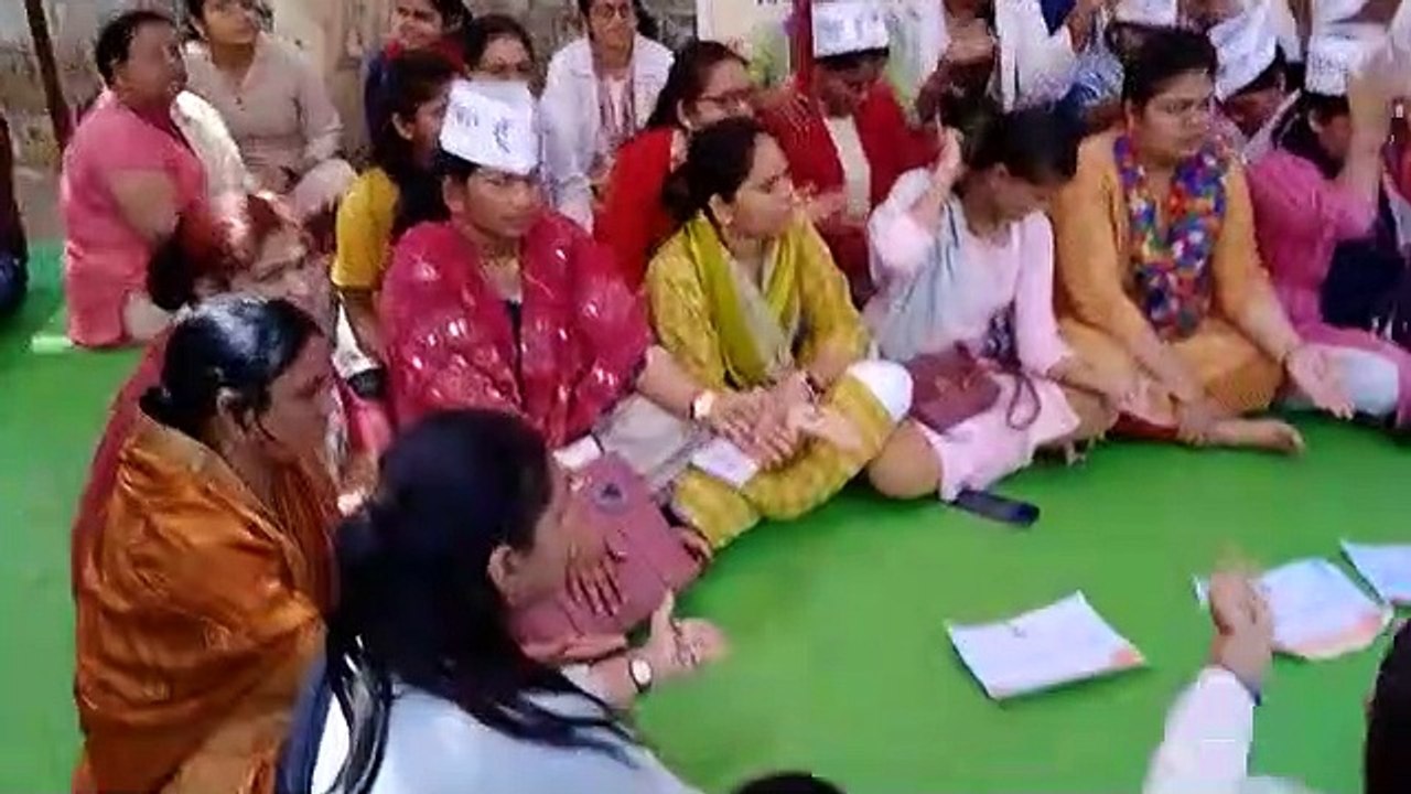 मेहंदी से संविदा आक्रोश को उकेर कर भूख हड़ताल पर रहे संविदा स्वास्थ्य कर्मचारी