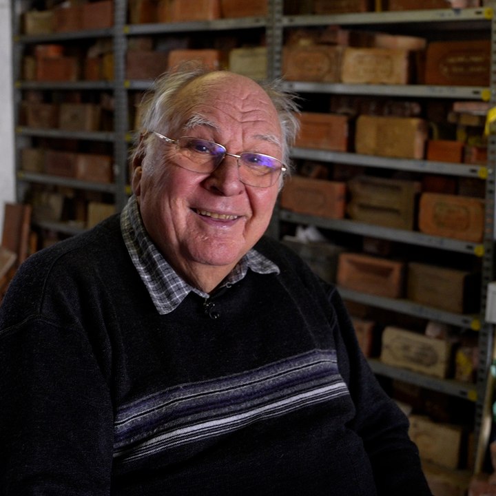 Raymond, "le Père la Brique", possède une collection de 1 977 briques