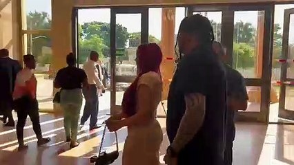 Llegada del padre de Gioser Luis Feliz al Palacio de Justicia de Santiago