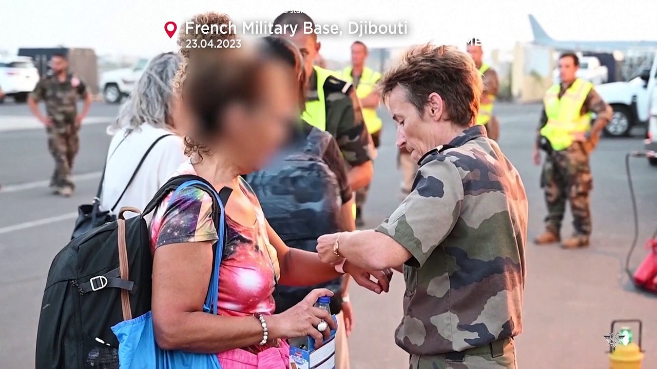 Familien mit Hunden und Kindern werden aus dem Sudan ausgeflogen