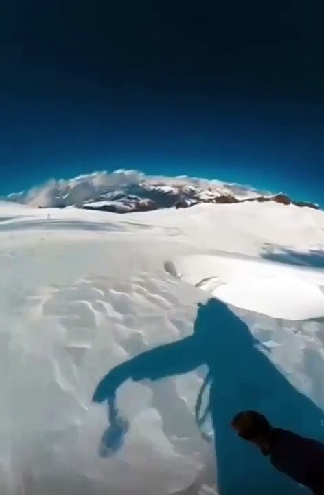 Esquiador toma susto ao avistar cratera nos alp...
