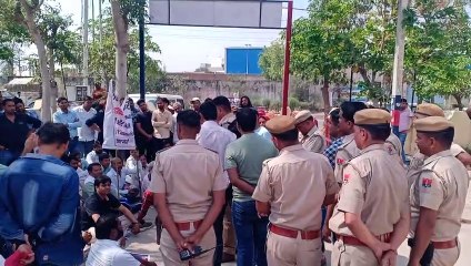 गिरफ्तारी की मांग को लेकर बिंदायका थाने पर 3 घंटे प्रदर्शन, धरने पर बैठे