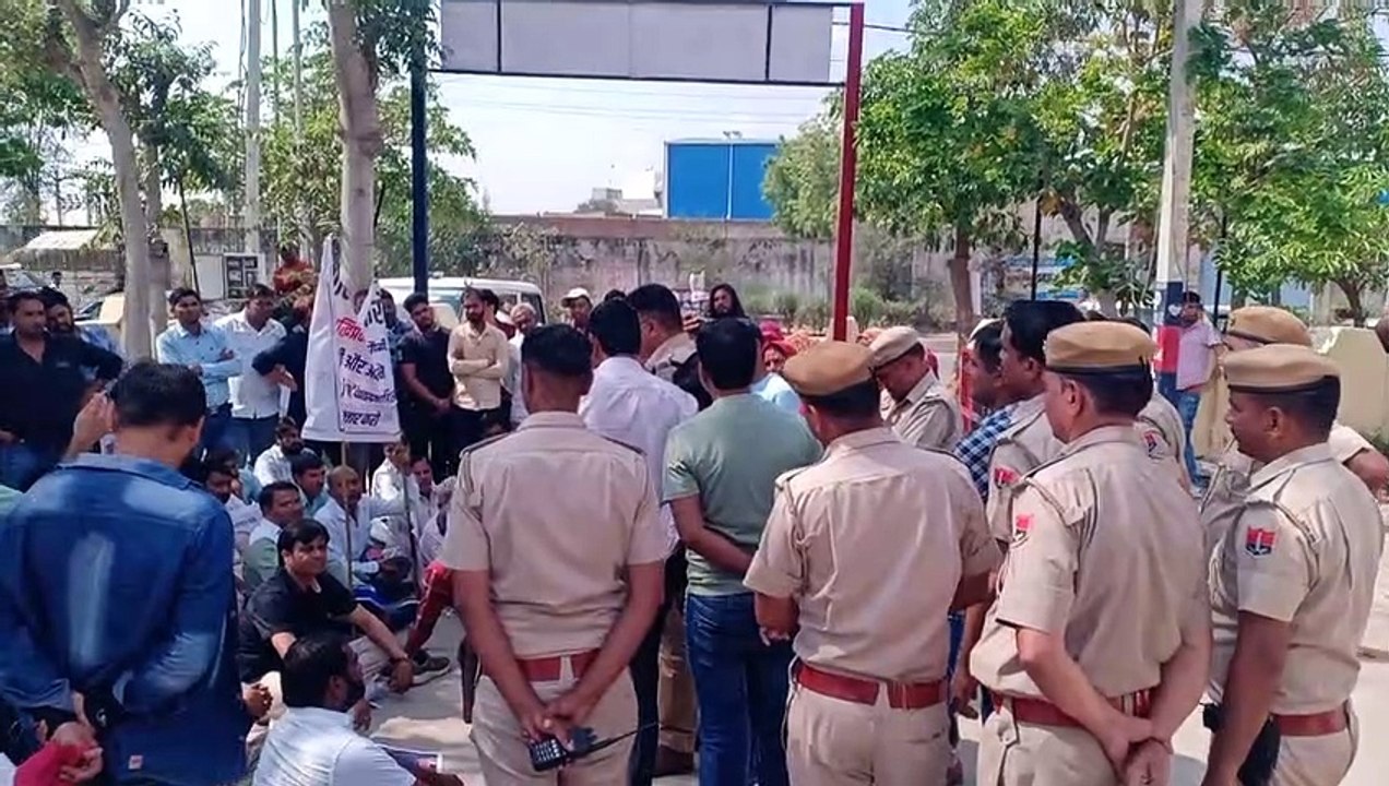 गिरफ्तारी की मांग को लेकर बिंदायका थाने पर 3 घंटे प्रदर्शन, धरने पर बैठे