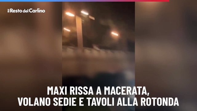 Maxi rissa a Macerata, volano sedie e tavoli alla Rotonda