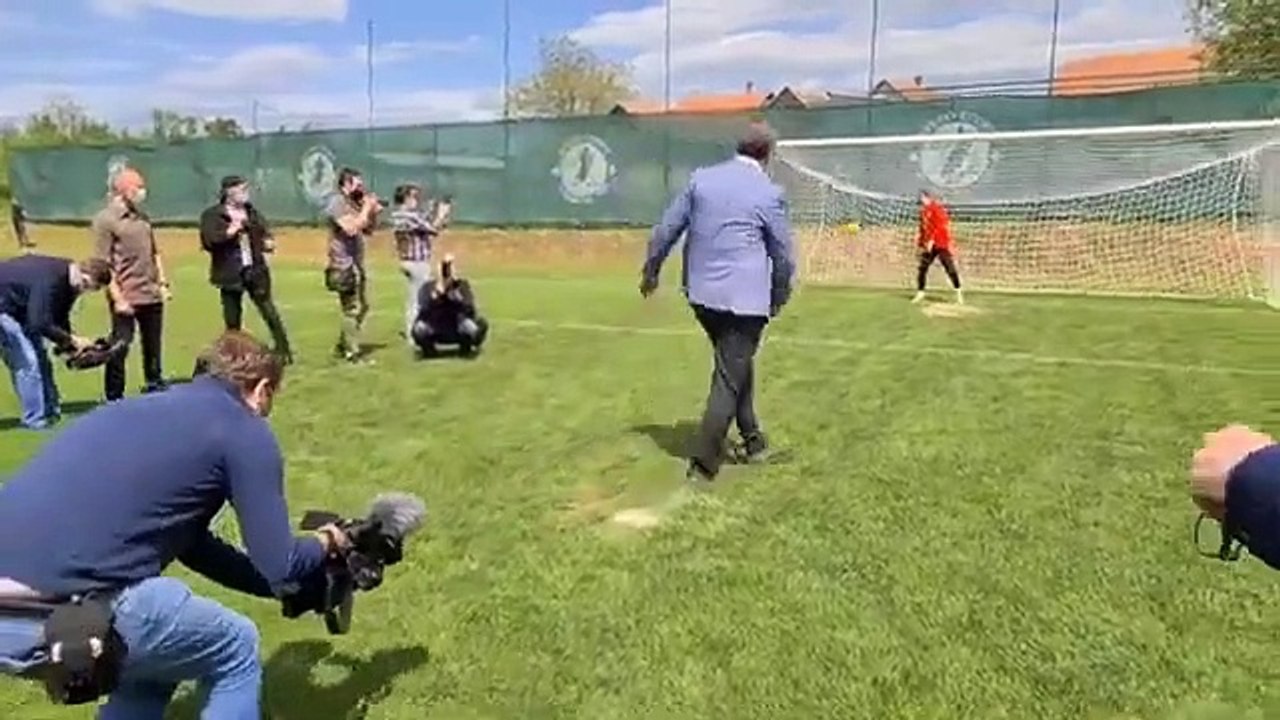 Aleksandar Vučić daje gol iz penala na Ubu