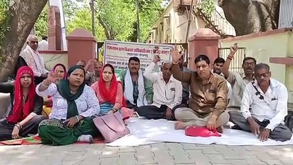 ग्राम विकास अधिकारी रहे हड़ताल पर