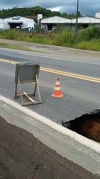 Cratera se abre na BR-280, em Guaramirim, e chama atenção de condutores