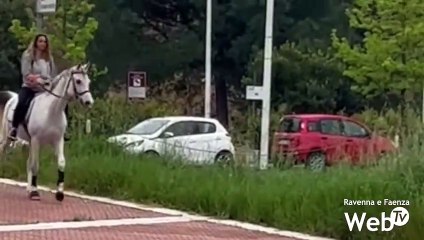 Non le concedono lo smart working, va al lavoro a cavallo