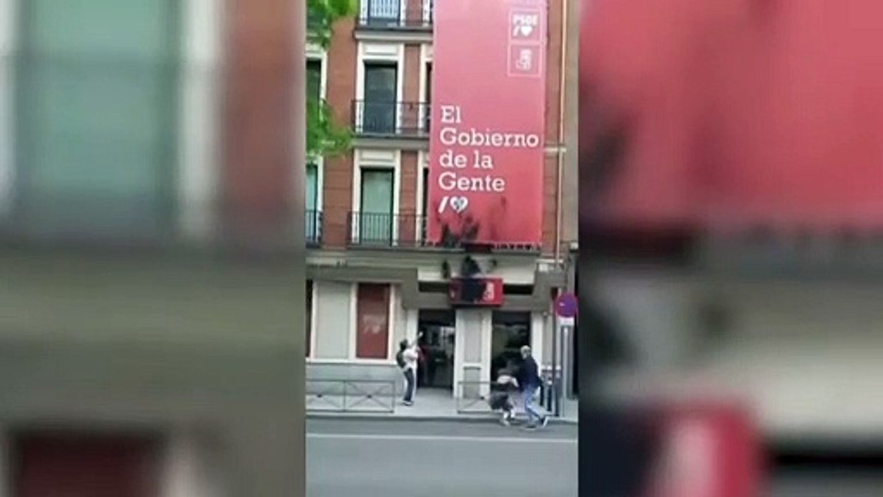 Futuro Vegetal ataca con pintura negra las sedes de PSOE y PP