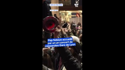 Le ministre de l'Éducation nationale Pap Ndiaye a été accueilli par un concert de casseroles à son arrivée à la gare de Lyon ce soir