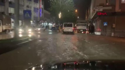 SİİRT'TE SAĞANAK GÜNLÜK YAŞAMI OLUMSUZ ETKİLEDİ