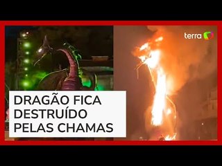 Dragão pega fogo em parque da Disney na Califórnia (EUA)