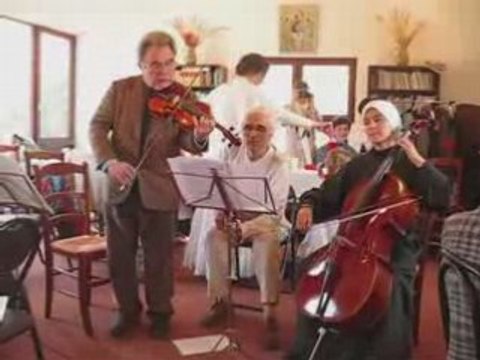 Animation après le repas de Pâques à Béthanie