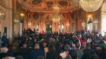 Chico Buarque recebe Prêmio Camões das mãos do presidente Lula em Portugal