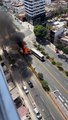Furgoneta se incendia y choca contra bus transporte público