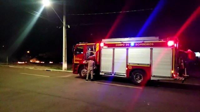 Bombeiros combatem incêndio em vegetação às margens da PR-486