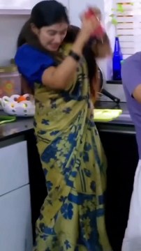 Navel show Hot Aunty in saree