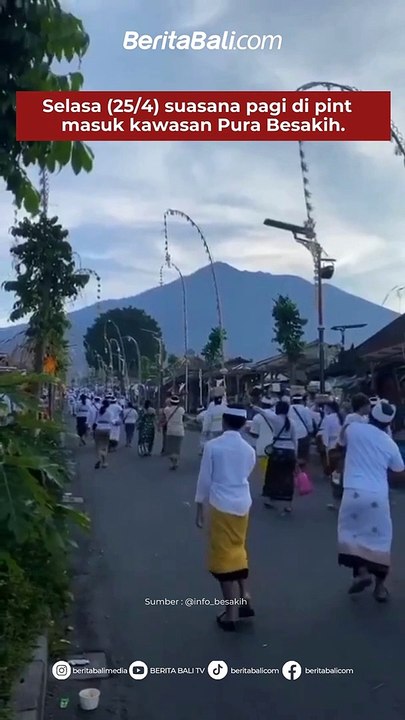Selasa (25/4) suasana pagi di pintu masuk kawasan Pura Besakih. Pemedek yang tangkil terlihat landai lancar, dihimbau untuk para pemedek yang akan bersembahyang ke Pura Agung Besakih agar menjaga kebersihan bersama sama.