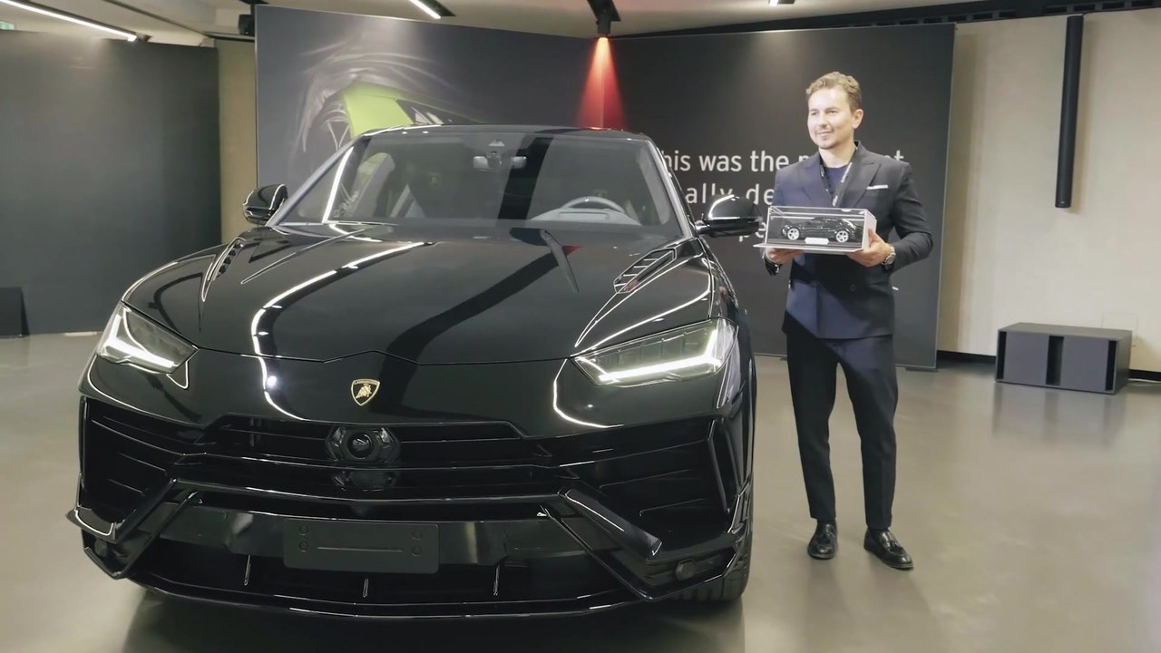 Motorradrennfahrer-Legende Jorge Lorenzo übernimmt seinen neuen Lamborghini Urus S