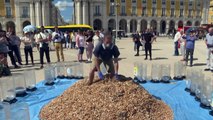 شاهد: نشطاء المناخ يكدسون مئات الآلاف من أعقاب السجائر في البرتغال