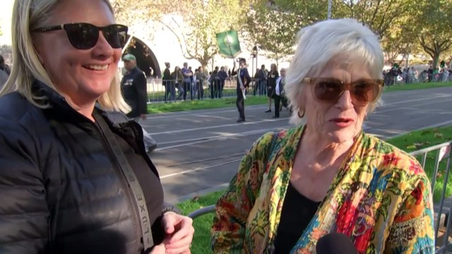 Thousands gather in Melbourne for Anzac Day march