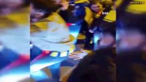 Fenerbahçe stadının önünden geçen bir araç taraftarların saldırısına uğradı