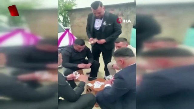 Düğün konvoyunun önünü kestiler, iskambil oynayıp bahşiş aldılar