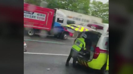 고속도로에서 청소차 들이받은 소형 SUV...1명 중상 / YTN