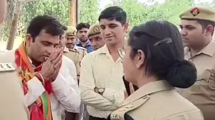 ख़ाकी के आगे &#039;नतमस्तक&#039; हुई खादी, और विधायक ने जोड़े हाथ, वीडियो देखें