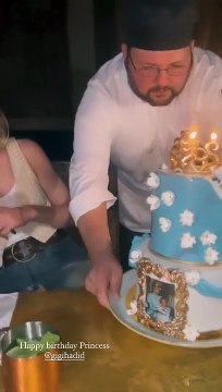 جيجي حديد تحتفل بعيد ميلادها في ديزني وأصدقائها يرددون أغنية عربية