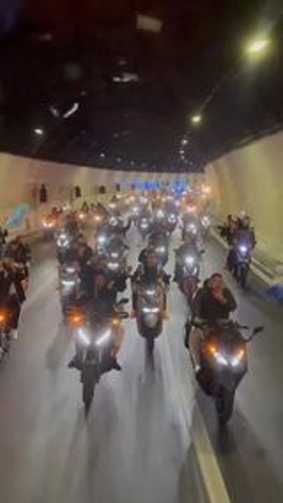 3 h du matin et des centaines de supporters Gli Azzurri dans les rues de Naples pour fêter la victoire de la bande à kvaratskhelia .La magie du football 