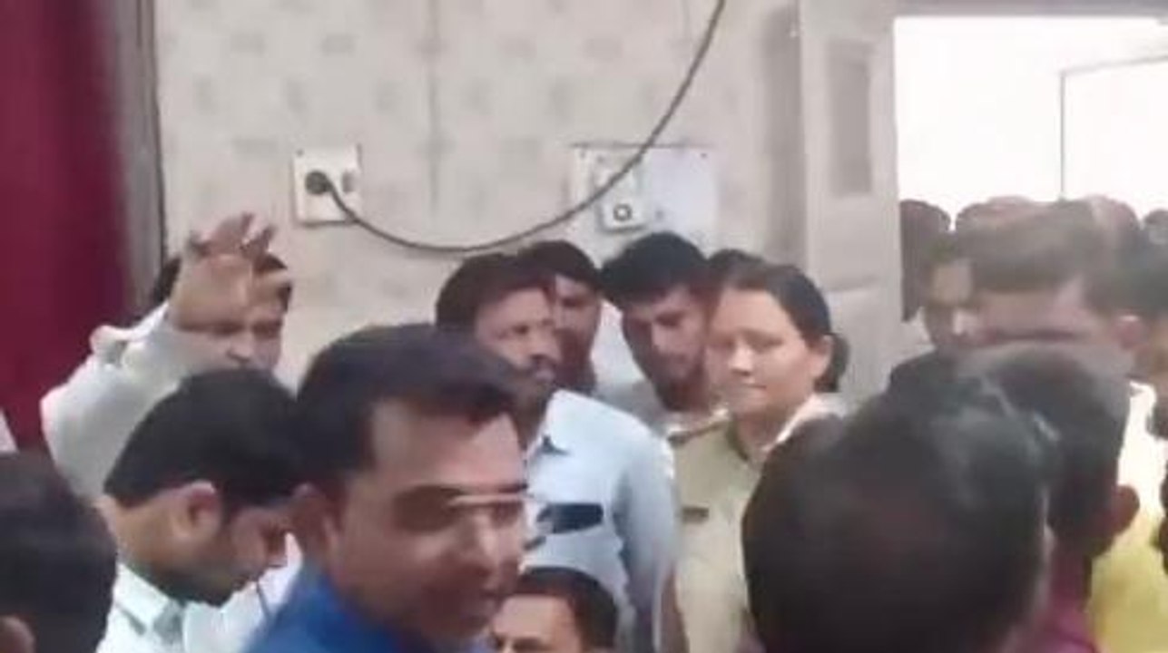 बड़वानी: पोस्टमार्टम में हुई देरी तो भड़के परिजन,अस्पताल में किया जमकर हंगामा