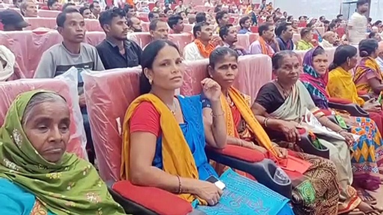 पट्टा वितरित करने पहुंचे विधायक मोहन मरकाम, जिला पंचायत अध्यक्ष ने की वोट की अपील, देखें Video