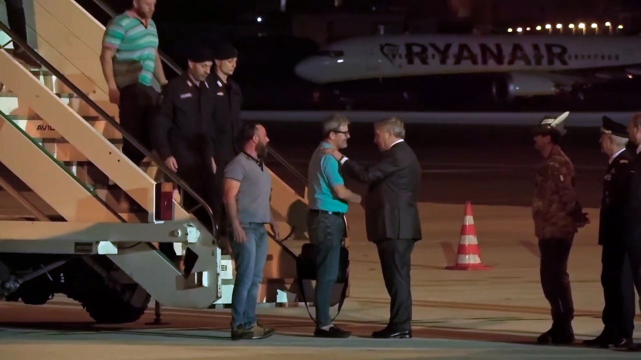 Sudan, l'arrivo a Ciampino degli italiani evacuati: ad attenderli Tajani e il generale Figliuolo