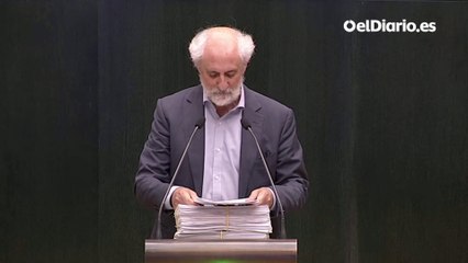 El candidato de Recupera Madrid exhibe en el Pleno de Cibeles las 8.000 firmas que necesita su agrupación de electores para concurrir el 28M