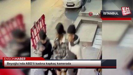 Beyoğlu’nda ABD’li kadına kapkaç kamerada: Beline sarılıp telefonunu çaldılar