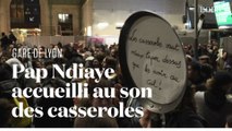 Pap Ndiaye accueilli par des casseroles lors de son arrivée en TGV à la gare de Lyon